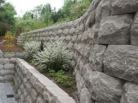 St&uuml;tzmauer aus Santuro Felsmauer