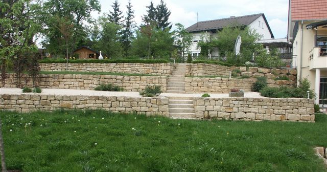 Trockenmauer aus Pfrondorfer Rhätsandstein