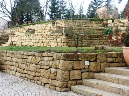 Trockenmauer aus Pfrondorfer Rhätsandstein